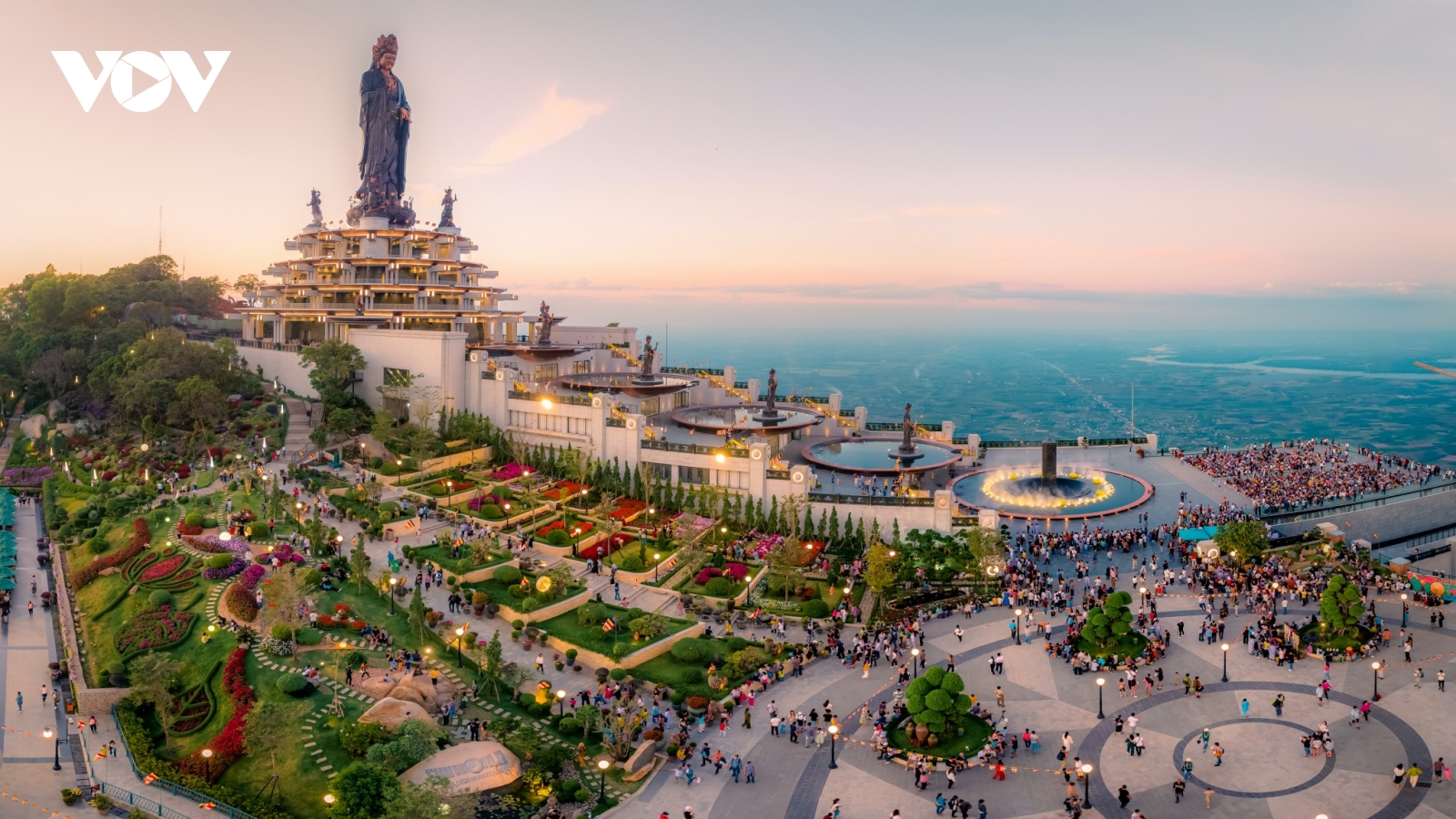 Núi Bà Đen - Tây Ninh đón 4 triệu lượt khách trong 7 tháng